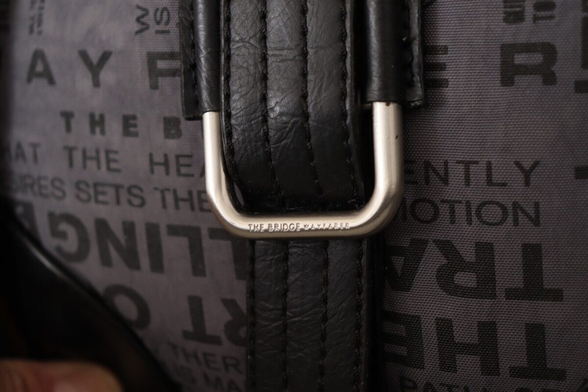 WAYFARER Gray Printed Logo Shoulder Crossbody Purse Bag - Image 4